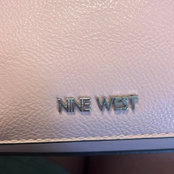 Light pink Nine West pocket book. - Picture 6 of 9